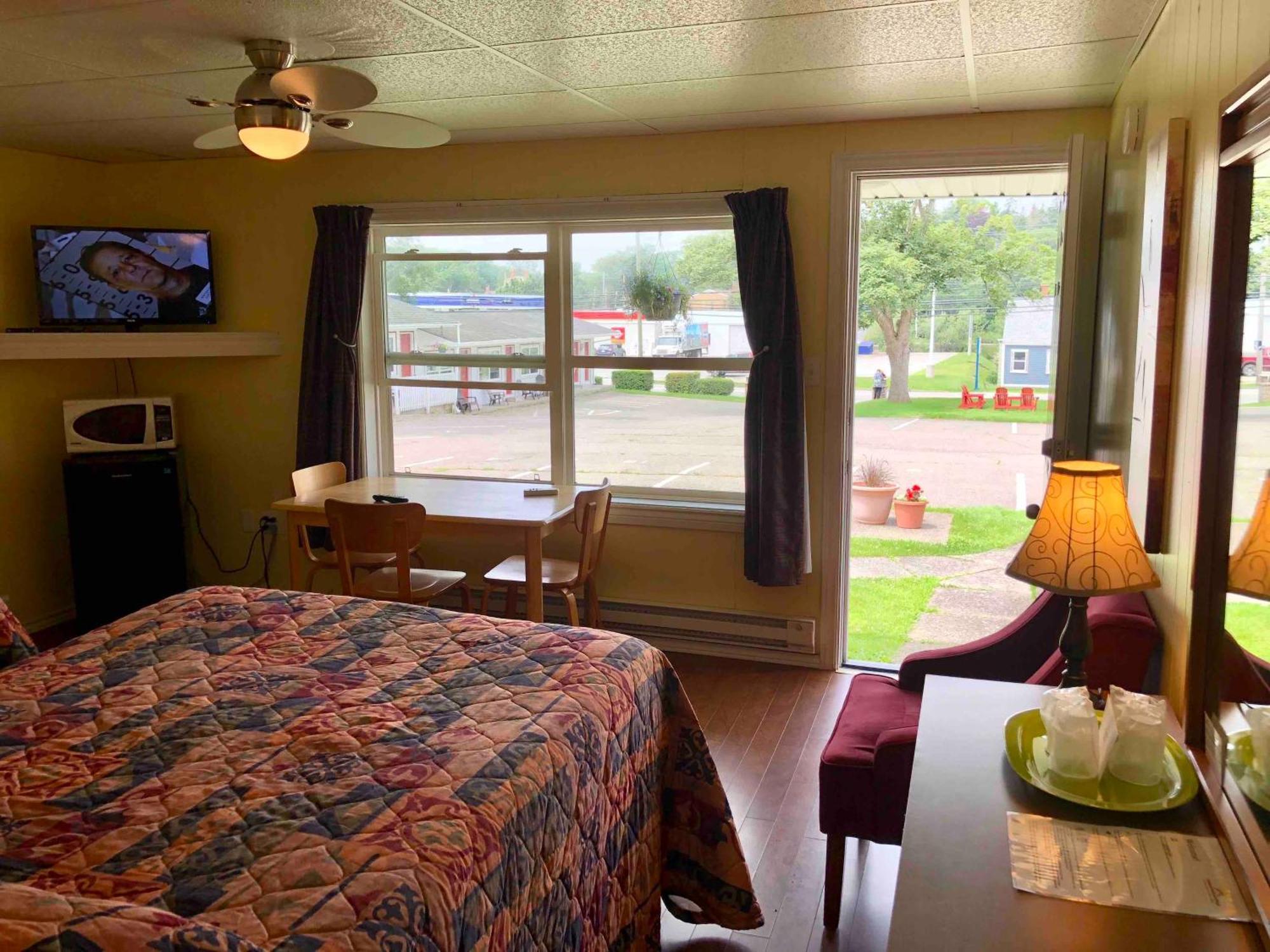 Lakelawn B&B And Motel Yarmouth Exterior photo